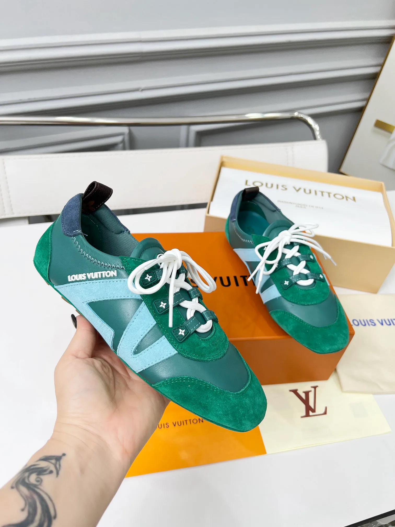 👟👟Ex-factory price 600👟👟 LV Sneakerina ballet-style sneakers are made of soft sheepskin and suede cow leather trimmings, and Monogram canvas is used to write the LV letters on the side, combining the light structure of ballet shoes with the comfortable texture of sneakers. Sacchetto craftsmanship and an injection-molded outsole complete the package, allowing for flexibility in a variety of looks. Code number: 35~41, colors are being updated...
